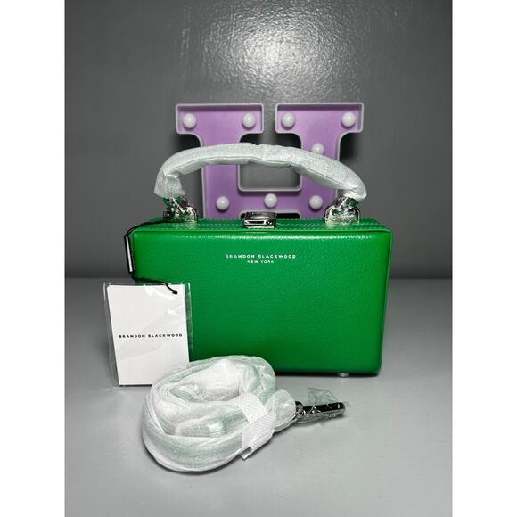 Brandon Blackwood
Slim Trunk
True Green Leather w/ Silver Hardware - Picture 1 of 8
